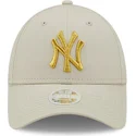 bone-curvo-bege-ajustavel-para-mulheres-com-logo-dourado-9forty-metallic-logo-da-new-york-yankees-mlb-da-new-era