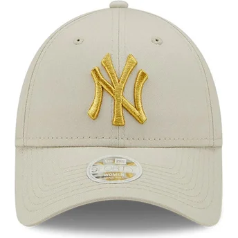 Boné curvo bege ajustável para mulheres com logo dourado 9FORTY Metallic Logo da New York Yankees MLB da New Era