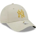 bone-curvo-bege-ajustavel-para-mulheres-com-logo-dourado-9forty-metallic-logo-da-new-york-yankees-mlb-da-new-era