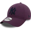 bone-curvo-violeta-ajustavel-com-logo-azul-marinho-9twenty-league-essential-da-new-york-yankees-mlb-da-new-era