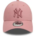 bone-curvo-rosa-ajustavel-com-logo-rosa-9forty-league-essential-da-new-york-yankees-mlb-da-new-era