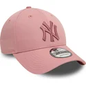 bone-curvo-rosa-ajustavel-com-logo-rosa-9forty-league-essential-da-new-york-yankees-mlb-da-new-era