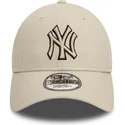 bone-curvo-bege-ajustavel-com-logo-preto-9forty-team-outline-da-new-york-yankees-mlb-da-new-era