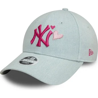 Boné curvo azul claro ajustável para mulheres com logo rosa 9FORTY Denim Icon Heart da New York Yankees MLB da New Era