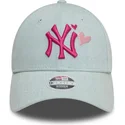 bone-curvo-azul-claro-ajustavel-para-mulheres-com-logo-rosa-9forty-denim-icon-heart-da-new-york-yankees-mlb-da-new-era