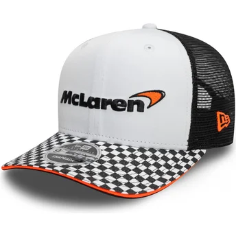 Boné trucker plano branco e preto snapback 9FIFTY Checkered Visor da McLaren Racing Formula 1 da New Era