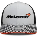 bone-trucker-plano-branco-e-preto-snapback-9fifty-checkered-visor-da-mclaren-racing-formula-1-da-new-era