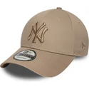 bone-curvo-castanho-claro-ajustavel-com-logo-castanho-9forty-league-essential-da-new-york-yankees-mlb-da-new-era