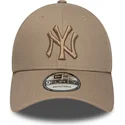 bone-curvo-castanho-claro-ajustavel-com-logo-castanho-9forty-league-essential-da-new-york-yankees-mlb-da-new-era