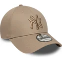 bone-curvo-castanho-claro-ajustavel-com-logo-castanho-9forty-league-essential-da-new-york-yankees-mlb-da-new-era