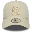 bone-trucker-bege-e-branco-com-logo-bege-a-frame-league-essential-da-new-york-yankees-mlb-da-new-era