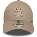 bone-curvo-castanho-claro-ajustavel-com-logo-castanho-9forty-outline-da-new-york-yankees-mlb-da-new-era