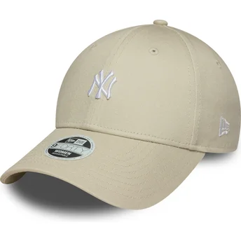 Boné curvo bege ajustável para mulheres 9FORTY Mini Logo da New York Yankees MLB da New Era