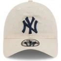 bone-curvo-bege-ajustavel-com-logo-azul-marinho-9twenty-linen-spring-training-fan-pack-2025-da-new-york-yankees-mlb-da-new-era