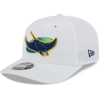 Boné trucker branco 9SEVENTY Perf Spring Training Fan Pack 2025 da Tampa Bay Rays MLB da New Era