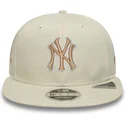 bone-plano-bege-snapback-com-logo-bege-9fifty-original-fit-world-series-da-new-york-yankees-mlb-da-new-era
