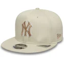 bone-plano-bege-snapback-com-logo-bege-9fifty-original-fit-world-series-da-new-york-yankees-mlb-da-new-era