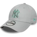 bone-curvo-cinza-ajustavel-com-logo-cinza-9forty-team-outline-da-new-york-yankees-mlb-da-new-era