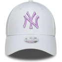 bone-curvo-branco-ajustavel-para-mulheres-com-logo-violeta-9forty-league-essential-da-new-york-yankees-mlb-da-new-era