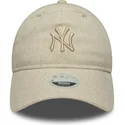 bone-curvo-bege-ajustavel-para-mulheres-com-logo-bege-9twenty-linen-da-new-york-yankees-mlb-da-new-era