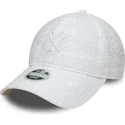 bone-curvo-branco-ajustavel-para-mulheres-com-logo-branco-9twenty-broderie-da-new-york-yankees-mlb-da-new-era