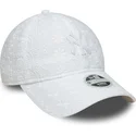 bone-curvo-branco-ajustavel-para-mulheres-com-logo-branco-9twenty-broderie-da-new-york-yankees-mlb-da-new-era