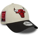 bone-curvo-bege-e-preto-ajustavel-9forty-contrast-patch-da-chicago-bulls-nba-da-new-era