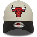 bone-curvo-bege-e-preto-ajustavel-9forty-contrast-patch-da-chicago-bulls-nba-da-new-era