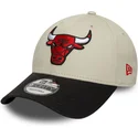 bone-curvo-bege-e-preto-ajustavel-9forty-contrast-patch-da-chicago-bulls-nba-da-new-era