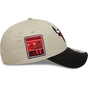 bone-curvo-bege-e-preto-ajustavel-9forty-contrast-patch-da-chicago-bulls-nba-da-new-era