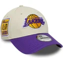 bone-curvo-bege-e-violeta-ajustavel-9forty-contrast-patch-da-los-angeles-lakers-nba-da-new-era