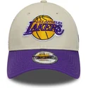 bone-curvo-bege-e-violeta-ajustavel-9forty-contrast-patch-da-los-angeles-lakers-nba-da-new-era