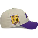bone-curvo-bege-e-violeta-ajustavel-9forty-contrast-patch-da-los-angeles-lakers-nba-da-new-era