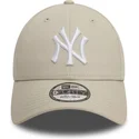 bone-curvo-bege-ajustavel-com-logo-branco-9forty-league-essential-da-new-york-yankees-mlb-da-new-era