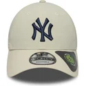 bone-curvo-bege-ajustavel-com-logo-azul-marinho-9forty-recycled-da-new-york-yankees-mlb-da-new-era