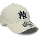 bone-curvo-bege-ajustavel-com-logo-azul-marinho-9forty-recycled-da-new-york-yankees-mlb-da-new-era