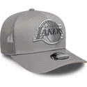bone-trucker-cinza-com-logo-cinza-9seventy-stretch-snap-tonal-da-los-angeles-lakers-nba-da-new-era