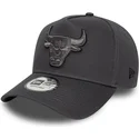 bone-curvo-cinza-snapback-com-logo-cinza-e-frame-tonal-outline-da-chicago-bulls-nba-da-new-era