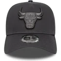 bone-curvo-cinza-snapback-com-logo-cinza-e-frame-tonal-outline-da-chicago-bulls-nba-da-new-era