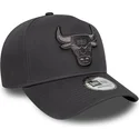 bone-curvo-cinza-snapback-com-logo-cinza-e-frame-tonal-outline-da-chicago-bulls-nba-da-new-era