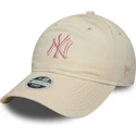 bone-curvo-bege-ajustavel-para-mulheres-com-logo-rosa-9twenty-contrast-stitch-da-new-york-yankees-mlb-da-new-era