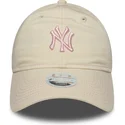 bone-curvo-bege-ajustavel-para-mulheres-com-logo-rosa-9twenty-contrast-stitch-da-new-york-yankees-mlb-da-new-era