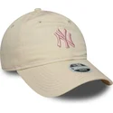 bone-curvo-bege-ajustavel-para-mulheres-com-logo-rosa-9twenty-contrast-stitch-da-new-york-yankees-mlb-da-new-era