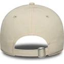 bone-curvo-bege-ajustavel-para-mulheres-com-logo-rosa-9twenty-contrast-stitch-da-new-york-yankees-mlb-da-new-era