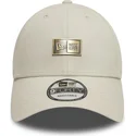 bone-curvo-bege-ajustavel-9forty-badge-da-new-era