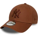 bone-curvo-castanho-ajustavel-com-logo-castanho-9forty-league-essential-da-new-york-yankees-mlb-da-new-era