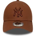 bone-curvo-castanho-ajustavel-com-logo-castanho-9forty-league-essential-da-new-york-yankees-mlb-da-new-era