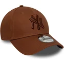 bone-curvo-castanho-ajustavel-com-logo-castanho-9forty-league-essential-da-new-york-yankees-mlb-da-new-era