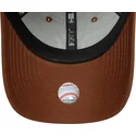 bone-curvo-castanho-ajustavel-com-logo-castanho-9forty-league-essential-da-new-york-yankees-mlb-da-new-era