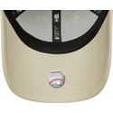 bone-curvo-bege-ajustavel-com-logo-verde-9forty-league-essential-da-oakland-athletics-mlb-da-new-era